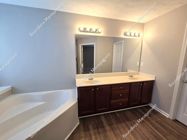 Building Photo - 150 Silver Arrow Cir