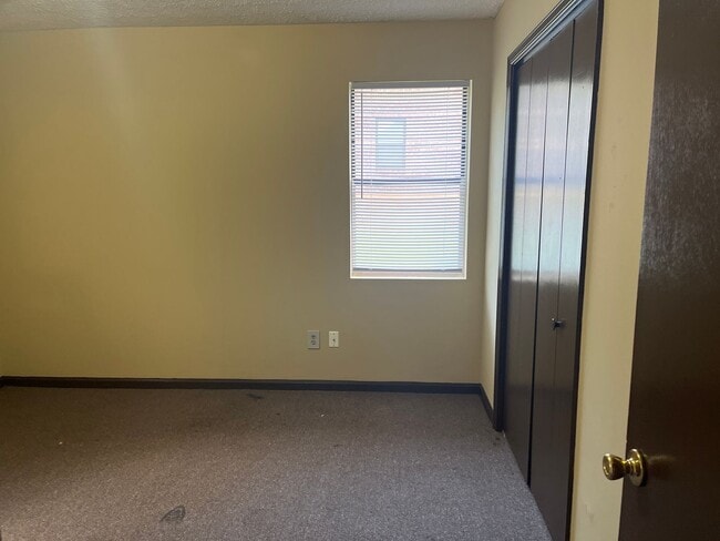 Building Photo - 2 Bed 1 Bath Duplex