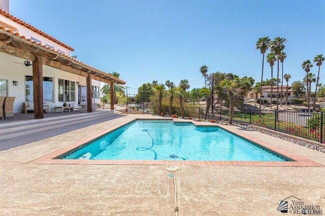 Building Photo - 1645 W El Paseo Real