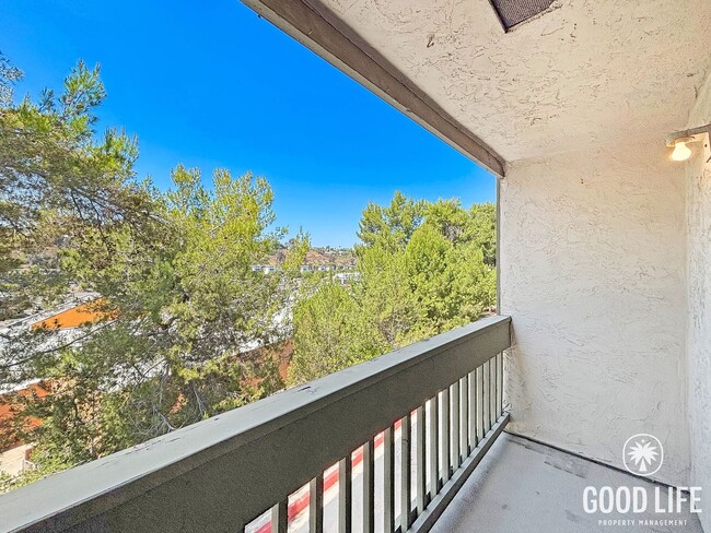 Building Photo - Spacious 3B/2.5BA Multi-Level Home in Redwood Village with Attached Garage, Private Patio & Commu...