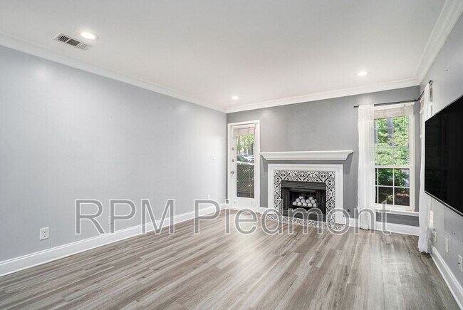 Building Photo - 6820 Glenridge Dr