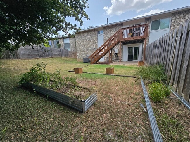 Building Photo - 2504 Manor Cir