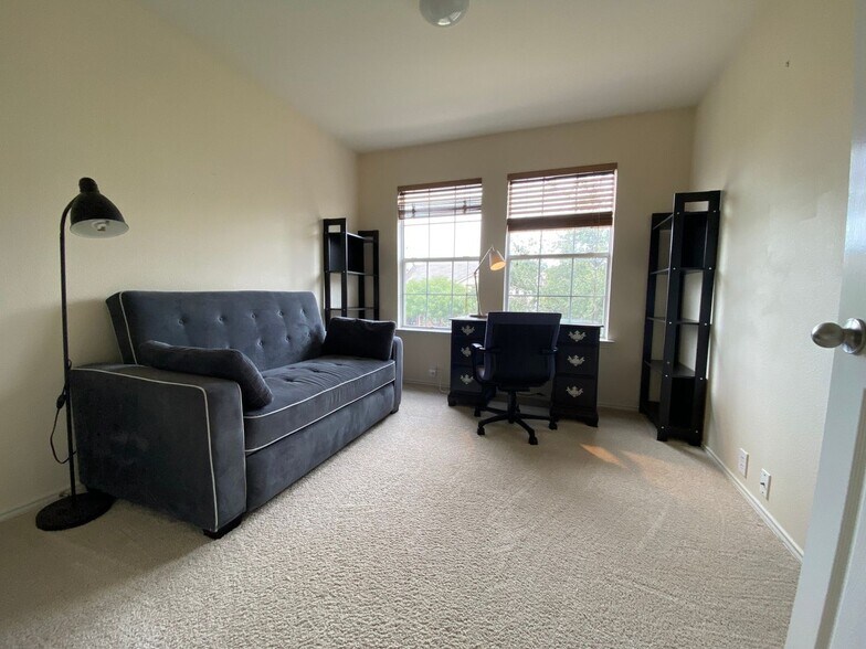 Building Photo - 2218 Central Park Ln