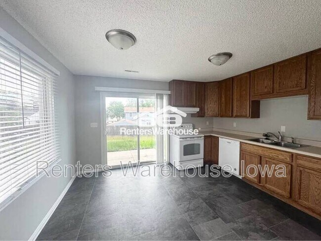 Building Photo - 2112 E Caulder Ave