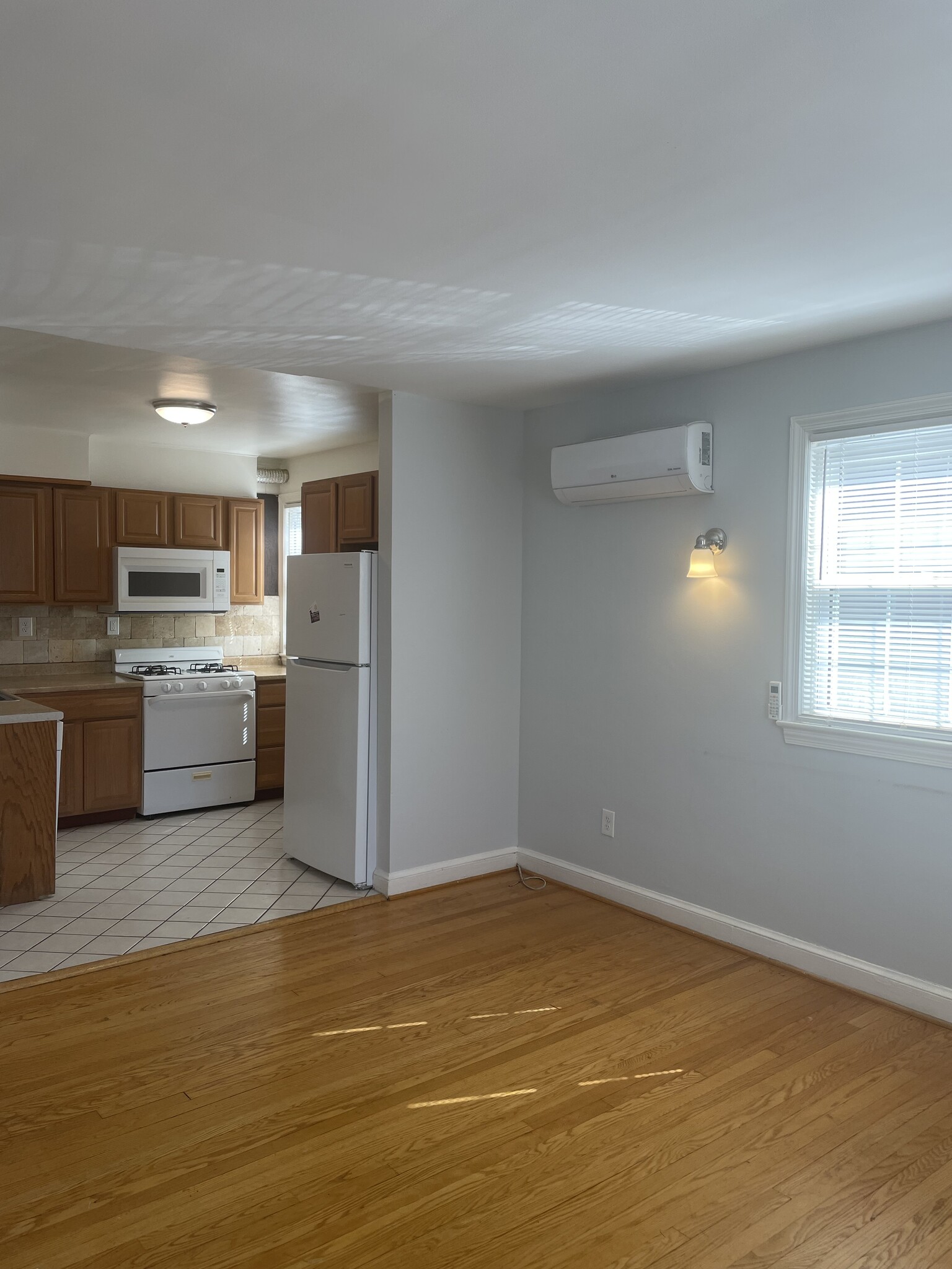 Building Photo - 633 N Nelson St