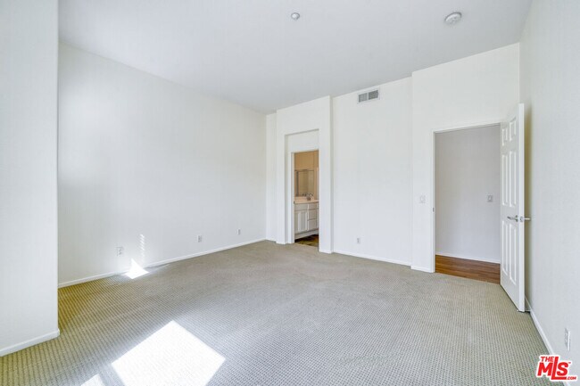 Building Photo - 1133 Jewett Dr