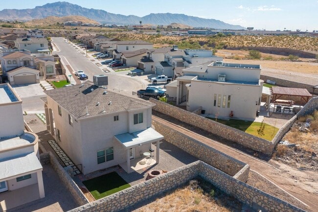 Building Photo - Westside area Rental (Completely Furnished) Beautiful 3 bed/2.5 baths