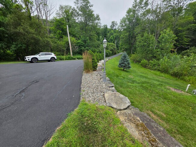 Building Photo - Luxurious 3-Bedroom Home in Poughquag, NY