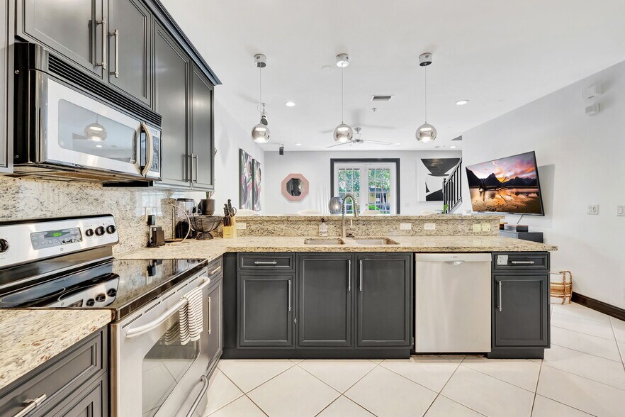 Building Photo - 2309 NE 9th Ave