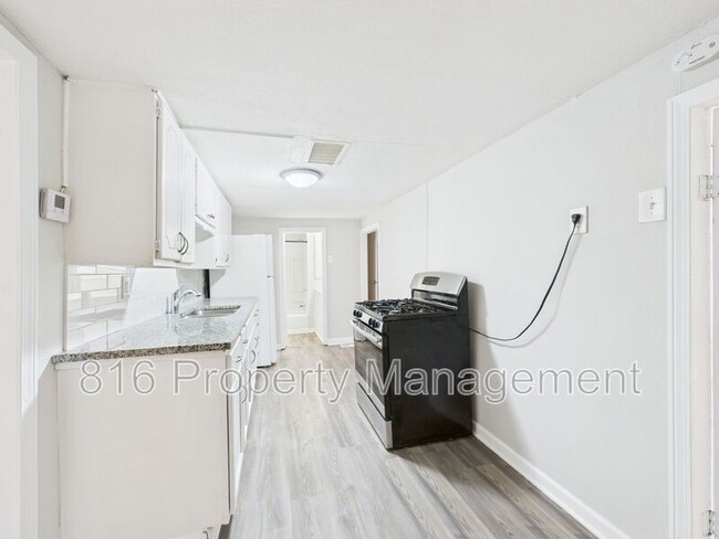 Building Photo - 126 S Village Terrace