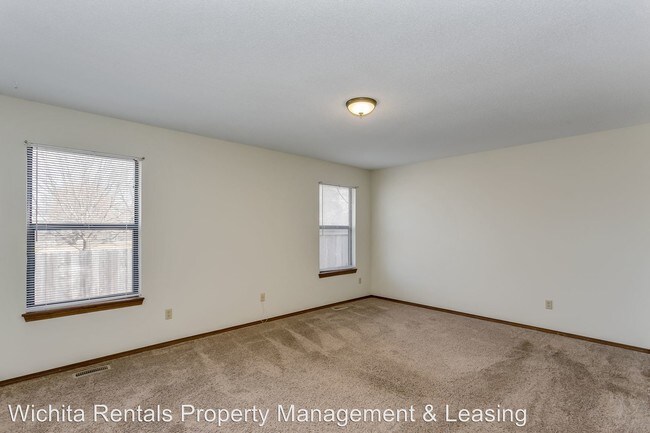 Building Photo - 3 br, 2 bath Apartment - 580 W. 3rd 580 W 3rd