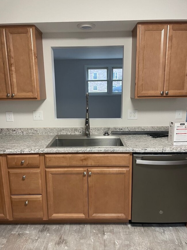 Building Photo - 2 Bedroom, 1.5 Bath Townhouse in LeClaire, IA