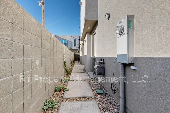 Building Photo - 705 Alcalde Pl SW