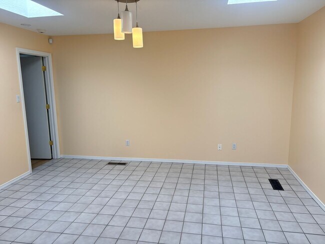 Building Photo - 1013 Richmond Dr SE