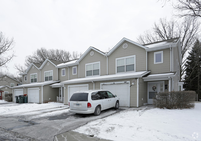 Primary Photo - Oak Run Townhomes