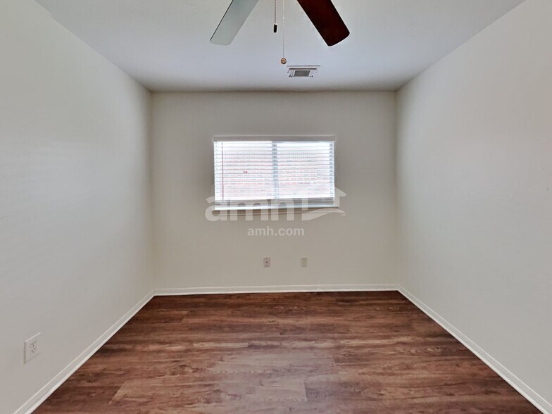 Building Photo - 2114 English Green Way