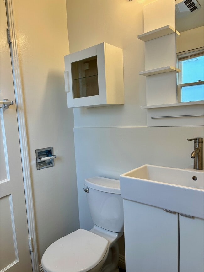 Building Photo - 916 N Screenland Dr