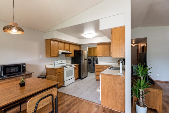 Building Photo - 485 Farber Dr