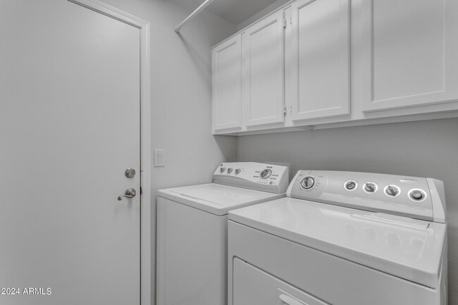 Building Photo - 1114 E Artesian Way
