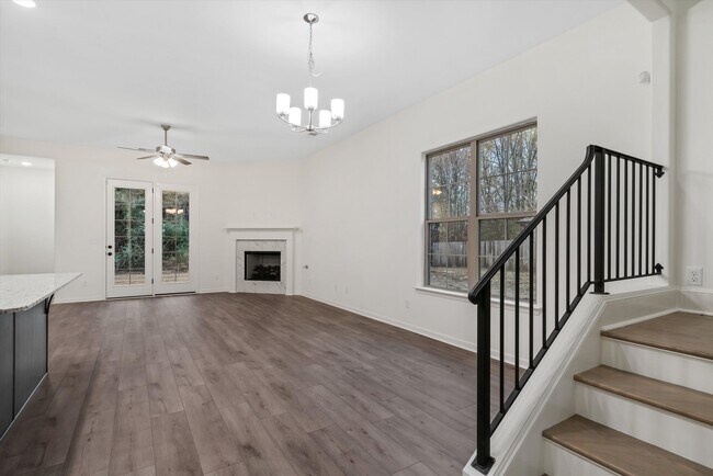 Building Photo - 300 Maple St