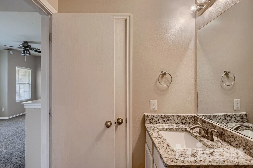 Building Photo - 712 Locustberry Dr