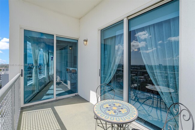 Building Photo - 10 SW South River Dr