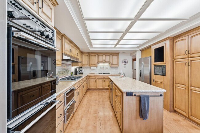 Building Photo - 716 Oak Point