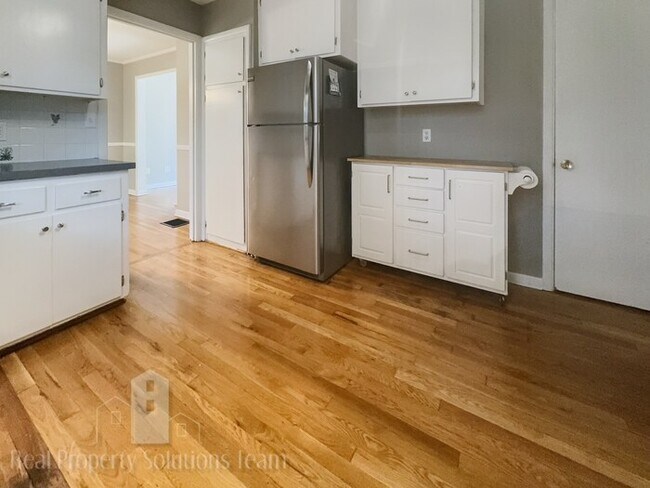 Building Photo - Two Story Home in Upper Arlington with att...