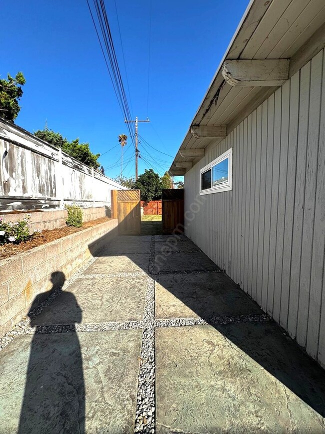 Building Photo - Stunning 3 Bedroom, 2 Bathroom Home on a L...