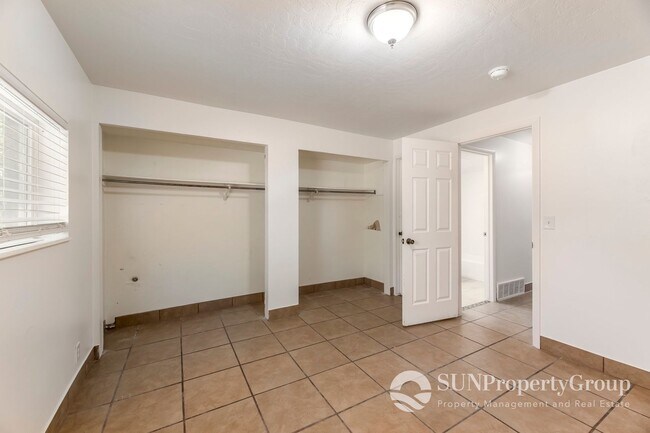 Building Photo - Updated Duplex In Great West Valley Area