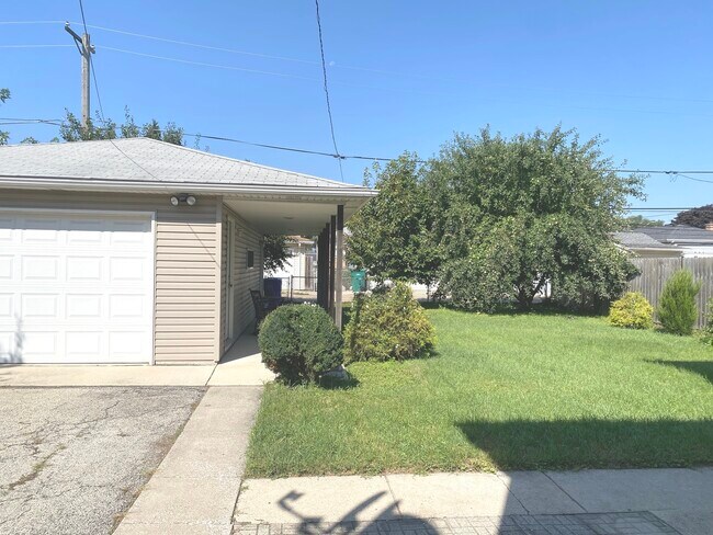Building Photo - 4916 S Lorel Ave