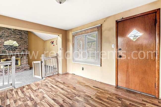 Building Photo - 328 N Post Rd