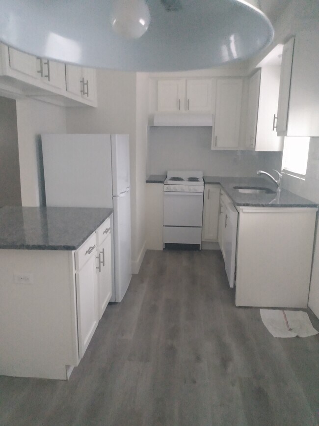 Building Photo - 1527 W Farnum Ave