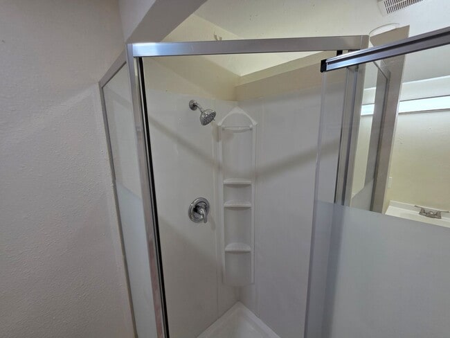 Building Photo - 524 W Greenwood Ave