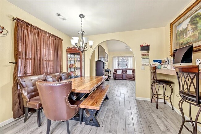 Building Photo - 122 S Bailey St