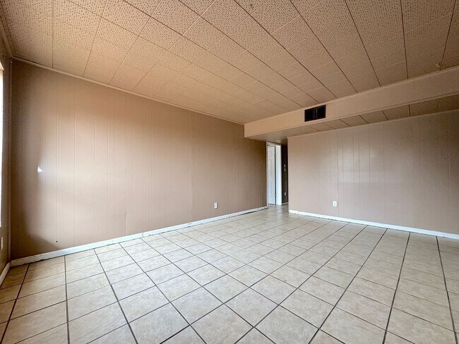 Building Photo - Northeast El Paso 4 Bed 2 Bath  Refrig A/C