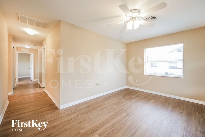 Building Photo - 425 Vanetta Dr