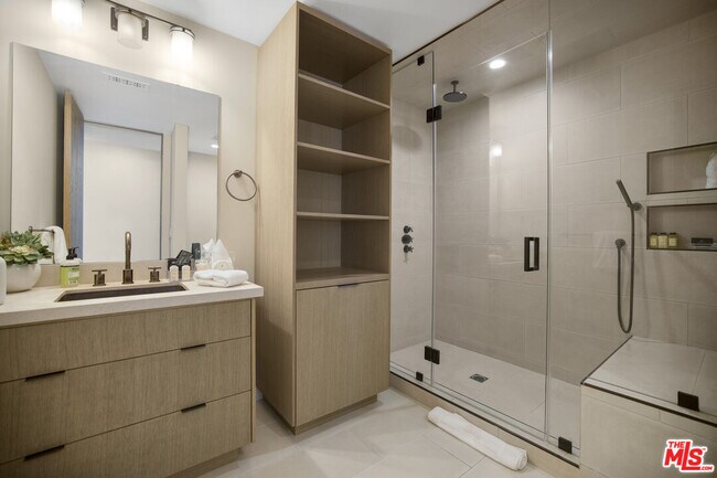 Building Photo - 7212 Mulholland Dr