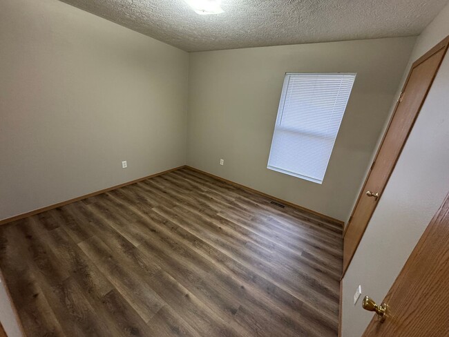 Building Photo - Updated 2 bedroom one bath apartment in be...