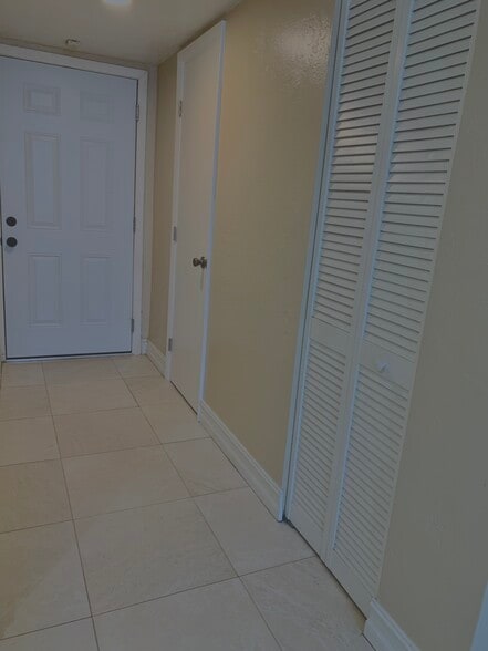 LiLiving Dining Room Area - 10901 N Kendall Dr