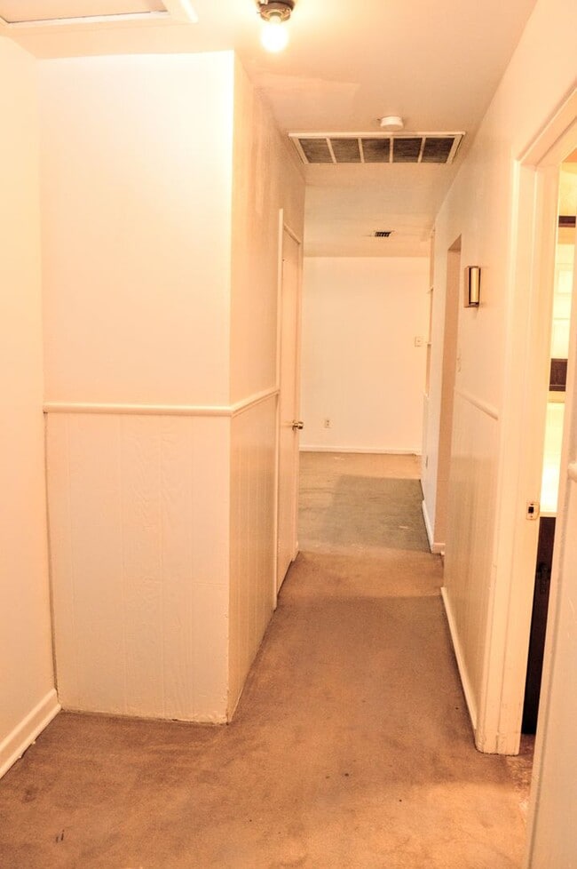 Building Photo - 2807 Vanda Ave