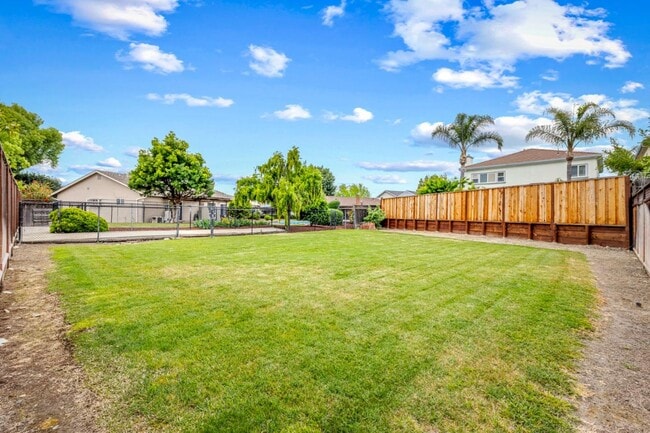 Building Photo - 464 Edelweiss Dr