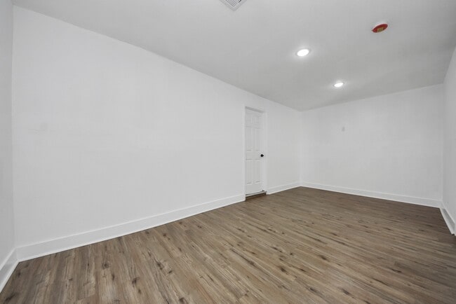 Building Photo - 1203 W 6th St