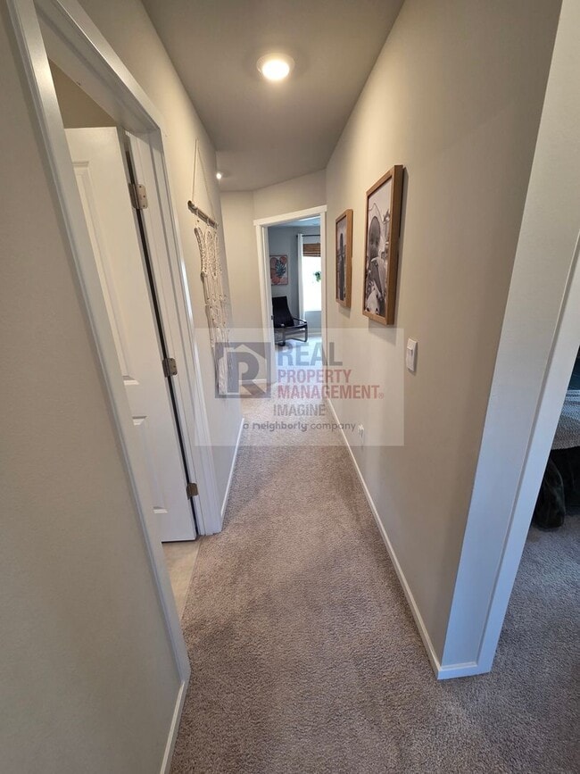 Building Photo - Check Out This Beautiful 4 Bedroom, 2.5 Bath Home!