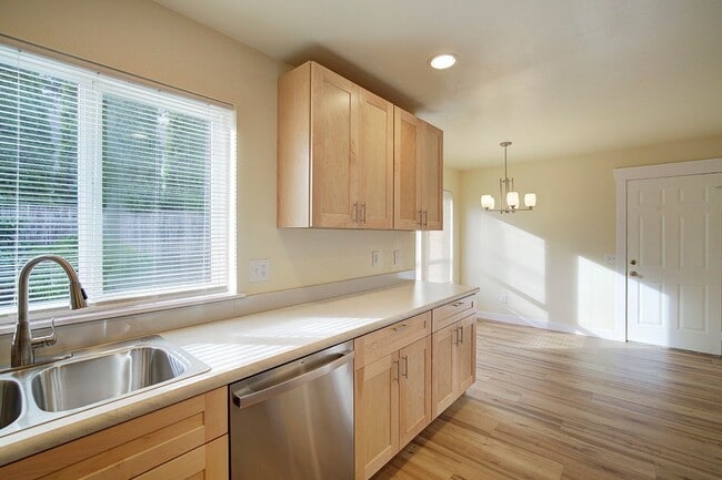 Building Photo - 3Bd/2.5Ba Lynnwood Duplex