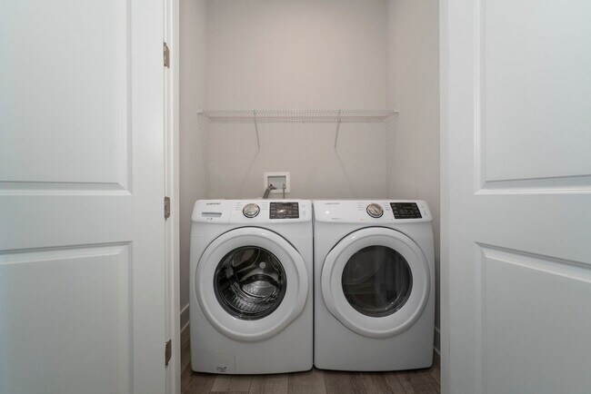 Building Photo - Beautifully Maintained 3/2.5 Bath Home wit...