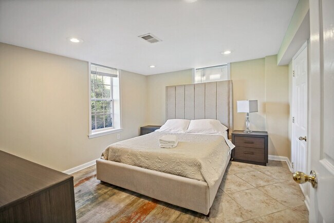 Building Photo - 2757 Greenway Blvd