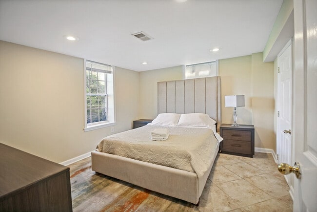 Building Photo - 300 Lawton St