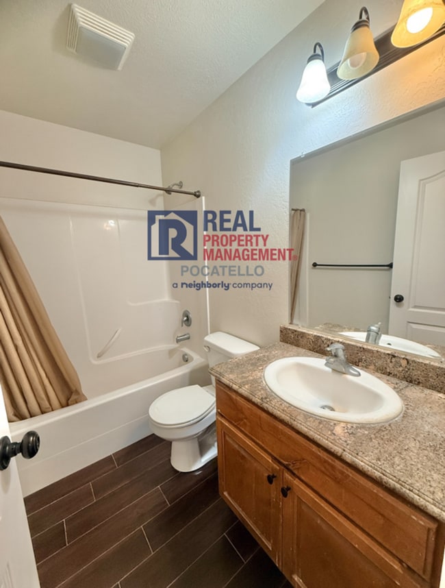 Building Photo - Beautiful 4 bed 3 bath home - 2 car garage...