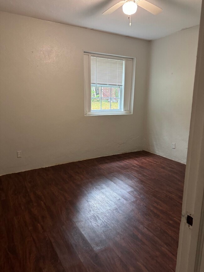 Building Photo - 567 Northside Dr